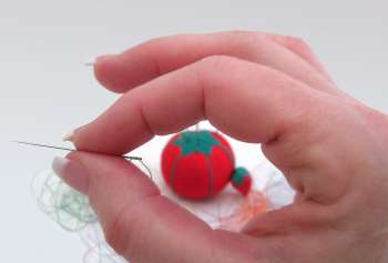 How to avoid tangles when hand stitching