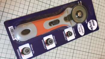 Sew Simple: 45 mm Rotary Cutter with Comfort Grip