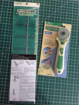 Clover Bias Ruler & Rotary Cutter